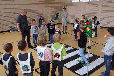 Die Kinder mit ADAC-Modertator Manfred schäfer