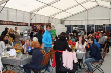 Die Donauries-Halle D war ein beliebter Anlaufpunkt, bei dem die Partnerstädte, kulinarische Spezialitäten und der Landkreis an sich viele interessierte Besucher um sich versammelten.