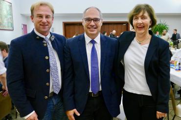 Am vergangenen Freitagabend nominierte die CSU Asbach-Bäumenheim den 53-jährigen Bernhard Jung als Bürgermeisterkandidat. Auf dem Bild zu sehen von links: MdL Wolfgang Fackler, Bürgermeisterkandidat Bernhard Jung und 1. Ortsvorsitzende Marlene Hammer. 