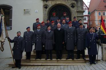 Das Bild zeigt auf der Rathaustreppe die Reservisten mit Oberbürgermeister Hermann Faul in der Mitte und erster RK Vorsitzender Jan Markwitz daneben links.