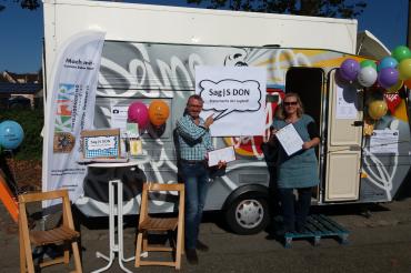 Das Foto zeigt den Vorsitzenden der CID, Markus Sommer, und Stadtjugendpflegerin Daniela Benkert vor dem Wohnwagen, der bei der Kunst- und Lichternacht diesen Samstag in der Spitalstraße stehen wird, für Kurzstatements der Jugendlichen.