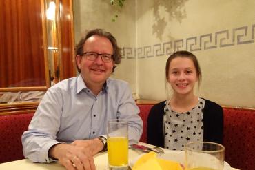 Ein Familien-Abendessen mit Oberbürgermeister Armin Neudert beim „Italiener“ hatte Luisa Schlamp gewonnen, die sich zusammen mit ihrer Familie sehr über den Gewinn freute.