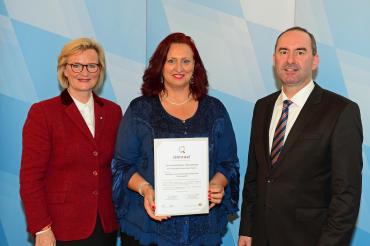 Auf dem Bild zu sehen (von links): Angela Inselkammer, Präsidentin des Bayerischen Hotel-und Gaststättenverbandes DEHOGA Bayern; Ulrike Steger, Leiterin Tourist-Info Stadt Donauwörth; Hubert Aiwanger, Bayerischer Wirtschaftsminister.