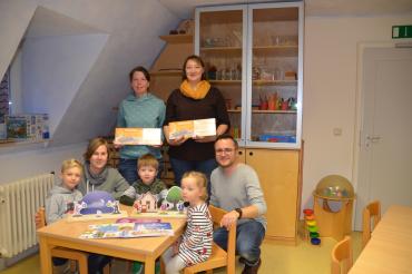 Das Bild zeigt von links: Britta Hönle, Kathrin Ruisinger, Martina Gaugenrieder, Patrick Müller mit Kindern bei der Übergabe der Erzählschienen.