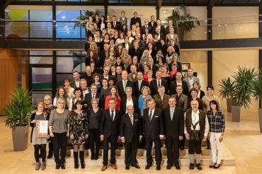 Das Bild zeigt die 135 Jubilare des Unternehmens Dehner