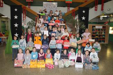 Das Bild zeigt Schüler der Grundschule Kiasheim mit Päckchen für die Hilfsorganisation Humedica.