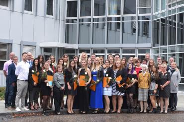 Das Bild zeigt 20 Auszubildende, die im September ihre Ausbildung zum/zur Gesundheits- und KrankgenpflegerIn am gemeinsamen Kommunalunternehmen Donau-Ries Kliniken und Seniorenheime mit dem Examen abgeschlossen haben.