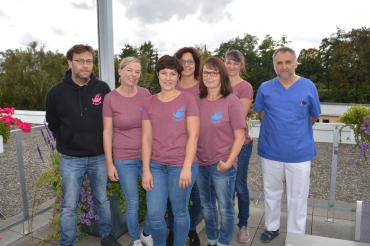 Ein Teil des Organisationsteams übergab die Spende an die Palliativstation. Entgegengenommen wurde die Spende von Chefarzt Dr. Thomas Handschuh.