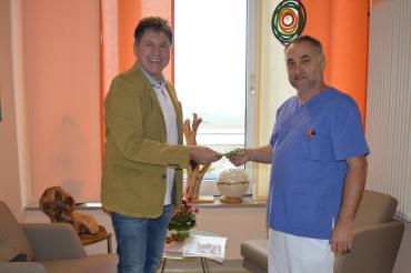 Rudolf Mairoser (links im Bild) übergab die Spende in Höhe von 300 Euro an Chefarzt Dr. Thomas Handschuh, der diese stellvertretend für die Palliativstation entgegennahm. 