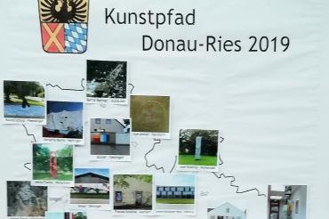 Das Bild zeigt eine Landkreiskarte mit Bildern der Kunstwerke