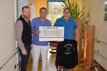 Marcel Gewinner (links) und Alexander Burger (rechts) übergaben eine Spende in Höhe von 1000 Euro an die Palliativstation. Stellvertretend nahm diese Chefarzt Dr. Thomas Handschuh entgegen.