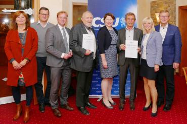 Das Bild zeigt die Ehrung zwei langjähriger CSU-Mitglieder Rain