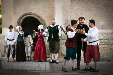 Das Dramatische Ensemble (DE) Nördlingen wird mit „SOxellSO“ das Publikum mit auf eine Reise in das bunte Treiben des 15. Jahrhunderts nehmen.