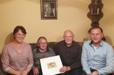 Das Bild zeigt das  Jubelpaar Anna und Alfred Regele mit 2. Bürgermeisterin Karin Reulein sowie 1. Bürgermeister Martin Weiß von der Gemeinde Auhausen als Gratulanten.