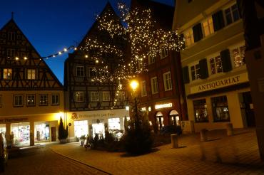 Das Bild zeigt die Weihnachtsbeleuchtung in der Stadt Nördlingen