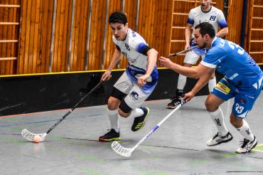 Auf dem Bild Donau Floorball in weiß - Nr. 45 Jeremy Mertens und Nr. 19 Moritz Kleinbaur in blau Jan Janechek vom FC Rennstei Avalanche