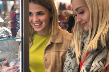 Monika (rechts) war mit ihrer Freundin Victoria shoppen. 