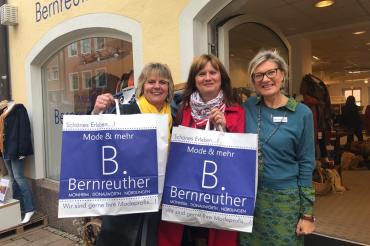 Fast ihr komplettes Outfit hat Angelika bei Bernreuther Mode und mehr gekauft. 