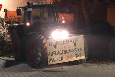 In Möttingen demonstrierte der örtliche Bauernverband mit etwa 30 Traktoren. 