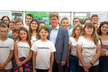 Das Bild zeigt Landrat Stefan Rößle bei einer Aktion des Abfallwirtschaftsverbandes zur Plastikvermeidung