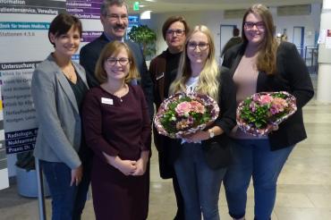 Das Bild zeigt zwei junge Gesundheits- und Krankenpflegerinnen aus den Donau-Ries Kliniken, die die Bachelor-Prüfung bestanden haben.