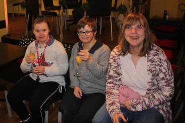 Die zufriedenen Malerinnen aus der Kunstwerkstatt freuen sich bei der Vernissage über die gelungene Ausstellung (von links): Margit Bachmann, Corinna Waschitschek, Sandra Plobner