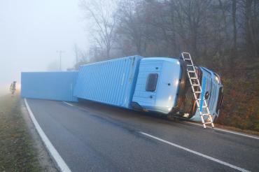 Das Bild zeigt einen umgekippten LKW.