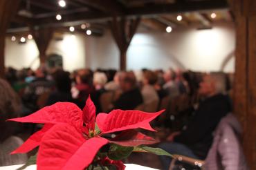 Weihnachtsstern mit Gästen im Hintergrund
