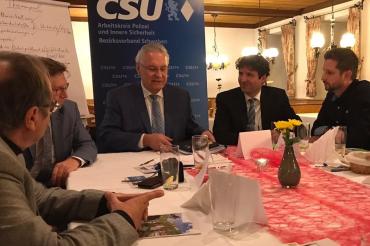 Das Bild zeigt den Innenminister im Gespräch zusammen mit Udo Dreher und Tobias Eska.