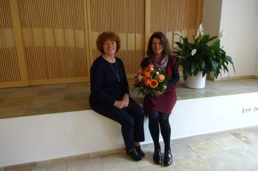 Heimleiterin Angelika Schäfer bedankt sich bei Andrea Eireiner mit einem Blumenstrauß.