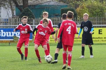 Das Bild zeigt ein Fußballspiel des TSV Rain