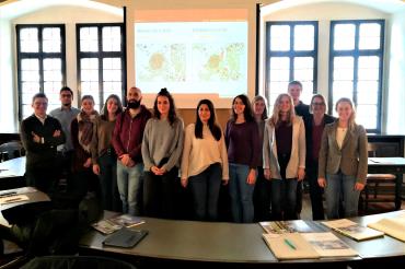 Das Bild zeigt David Wittner, Leiter der Touristinformation Nördlingen, Philipp Wettemann, Stadtplaner der Stadt Nördlingen, Dr. Sabine Müller-Herbers (Baader Konzept GmbH), Lehrbeauftragte für Planungstheorie und Ethik an der Hochschule Nürtingen-Geislingen und Barbara Wunder, Konversionsmanagerin des Landkreises Donau-Ries mit der Studentengruppe der Hochschule Nürtingen-Geislingen (v.l.n.r.)