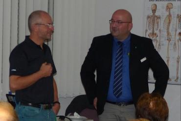 Markus Proske und Thomas Hügele in den Räumen der AOK