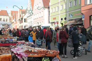 Besucher auf dem Wintermarkt