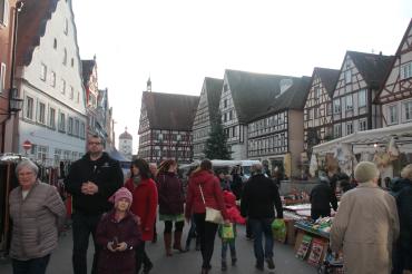 Besucher auf dem Wintermarkt