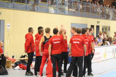 Das Bild zeigt die Turner des TSV Monheimbeim abklatschen.