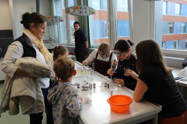 Im Chemiesaal wurden unter anderem schöne Düfte kreiert.