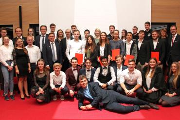 Das Bild zeigt die ausgezeichneten Jugendleistungspreisträger 2019 mit ihren Laudatoren.