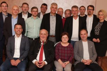 Das Bild zeigt die Stadtratskandidaten stehend v.l.n.r.: Nicolas Bumba, Christoph Lettenbauer, Christoph Heppner, Alexander Biber, Anton Hertle, Josef Barta, Hans Hasmüller, Christian Im, Anton Eireiner, Dominik Ebneth, Benedikt Bosch, Sandra Eireiner; sitzend v.l.n.r.: Hans-Ludwig Held, Gottfried Hänsel, Waltraud Rembold-Zech, Wolfgang Strobel; es fehlen: Bianca Meyer, Sven-Georg Klug, Uwe Dunzinger, Steffen Stark