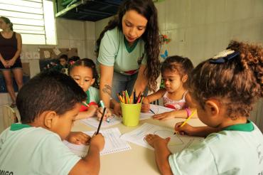 Das Bild zeigt Kinder der KIndertagesstätte Belo Horizonte beim Malen