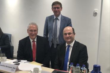 Das Bild zeigt Landrat Stefan Rößle mit den Bay. Staatsministern Albert Füracker und Joachim Herrmann im Gespräch über den kommunalen Finanzausgleich 2020.