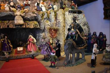 Das Bild zeigt die historische Barockkrippe im Heimatmuseum.