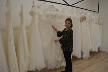 Das Bild zeigt Maria Cico in ihrem neuen Brautladen Soho Bride