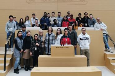 Das Bild zeigt Schüler der Ludwig-Bölkow Berufsschule in Donauwörth, die sich zusammen den Landtag in München angeschaut haben.