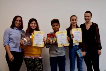 Das Bild zeigt die Gewinner des Lesewettbewerbs mit ihren Lehrkräften