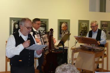 Das Bild zeigt die Nördlinger Musikanten beim singen von Weihnachtsliedern