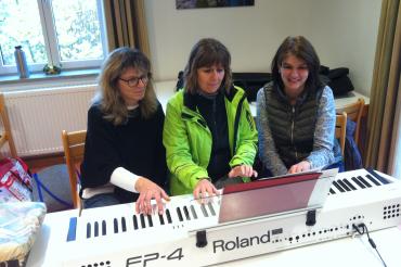 Das Bild zeigt v.l.n.r.: „Querflöte“, „Akkord“ und „Bass“ beim Musikerinnen-Treff