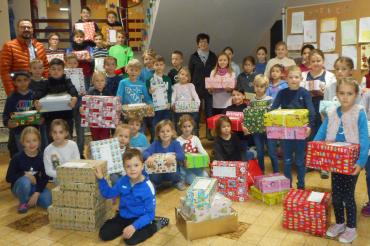 Die Kinder der Grundschule Reimlingen mit den Päckchen