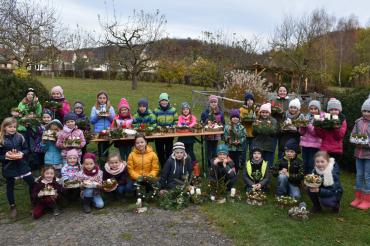 Das Bild zeigt Kinder mit ihren "Kunstwerken" vom Adventsbasteln des Obst- und Gartenbauvereins Wemding.