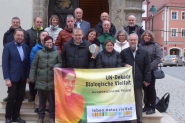 Das Bild zeigt den OB Hermann Faul und die geehrten Aktiven von den Wohnstätten der Lebenshilfe und dem Rieser Naturschutzverein e.V. bei der Ehrung am Rathaus in Nördlingen.